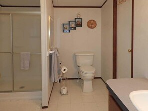 Bathtub, towels, shampoo - No Stock Ranch: Secluded Home w/ Large Porch (alpine)