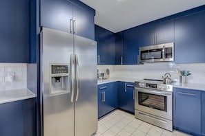 Refrigerador, microondas, horno y parrilla de estufa