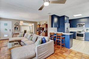 Smart-TV, Kamin, Bücher, Stereoanlage