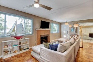 Smart TV, fireplace, books, stereo