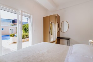 5 bedrooms, iron/ironing board, WiFi, bed sheets