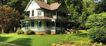 Historic Victorian Farmhouse near Great Smoky Mtns Nat Park