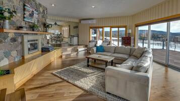 Una Smart TV, una chimenea, un futbolín, una mesa de tenis de mesa