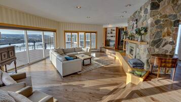 Una Smart TV, una chimenea, un futbolín, una mesa de tenis de mesa