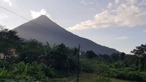 A view of a mountain with a pool area in the foreground. - House of Views (La Fortuna)