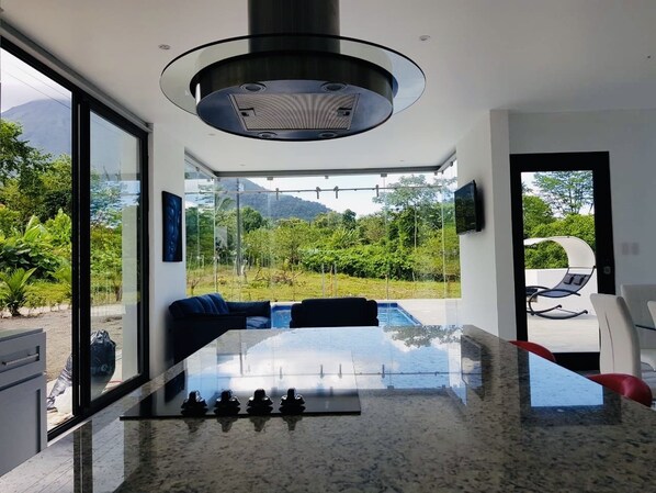 Luxury Villa, 1 Queen Bed, Non Smoking, Mountain View | Blackout drapes, free WiFi, bed sheets - House of Views (La Fortuna)