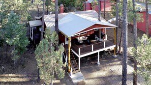 Property grounds - Cozy, Rustic Pine Ridge Cabin with beautiful views - Midtown Ruidoso (Ruidoso)