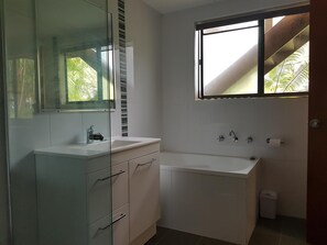Baignoire, sèche-cheveux, serviettes fournies, savon