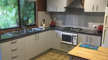 Full-sized fridge, microwave, oven, electric kettle