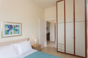 2 bedrooms, in-room safe, iron/ironing board, travel cot - Lily of Crete 2 - Sea & Beachfront Apartments (Galatas)