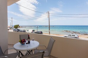 Outdoor dining - Lily of Crete 2 - Sea & Beachfront Apartments (Galatas)