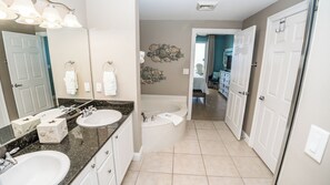 Shower, hair dryer, towels - STUNNING BEACH VIEWS! PIRVATE, COZY CONDO @CALYPSO RESORT! FREE VIP PARKING!! (PANAMA CITY BEACH)