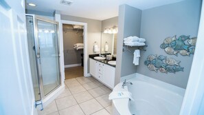 Shower, hair dryer, towels - STUNNING BEACH VIEWS! PIRVATE, COZY CONDO @CALYPSO RESORT! FREE VIP PARKING!! (PANAMA CITY BEACH)