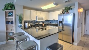 Kjøleskap, mikrobølgeovn, ovn og kokeplater