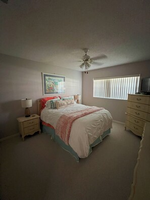 3 slaapkamers, een strijkplank/strijkijzer, gratis wifi, beddengoed