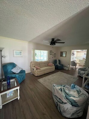 Een smart-tv, een dvd-speler, boeken en een filmbibliotheek