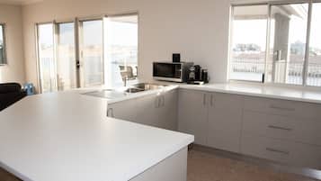 Geladeira, micro-ondas, fogão, cooktop