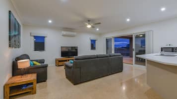 Smart TV, DVD player, livros
