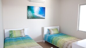 5 habitaciones, tabla de planchar con plancha y ropa de cama 