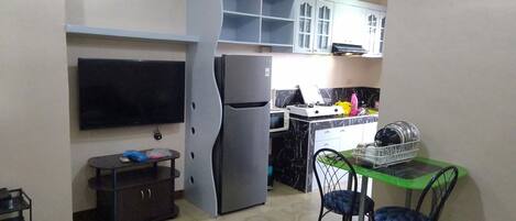 Refrigerador, microondas, horno y parrilla de estufa