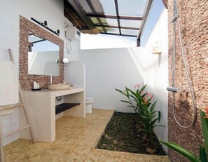 Traditional Villa, 2 Bedrooms, Pool View | Bathroom | Deep-soaking bathtub, free toiletries, towels