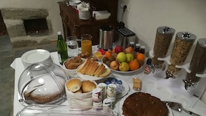 بوفيه فطور مجانًا يوميًا