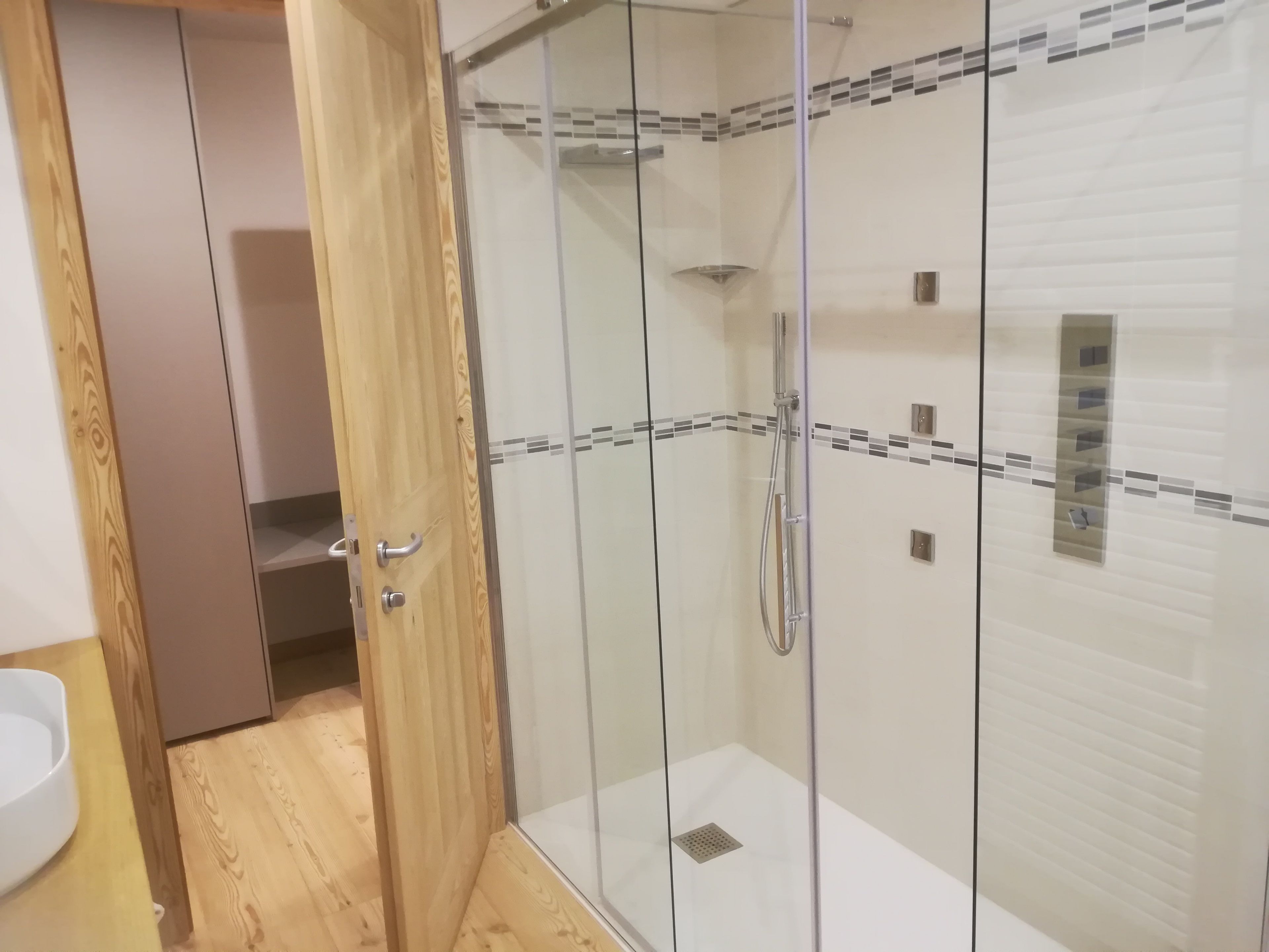 Deluxe-Vierbettzimmer | Hochwertige Bettwaren, Minibar, Zimmersafe, Schreibtisch