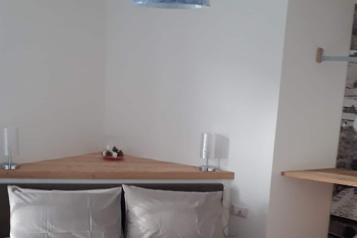 Eenvoudige tweepersoonskamer | Luxe beddengoed, een minibar, een kluis op de kamer, een bureau