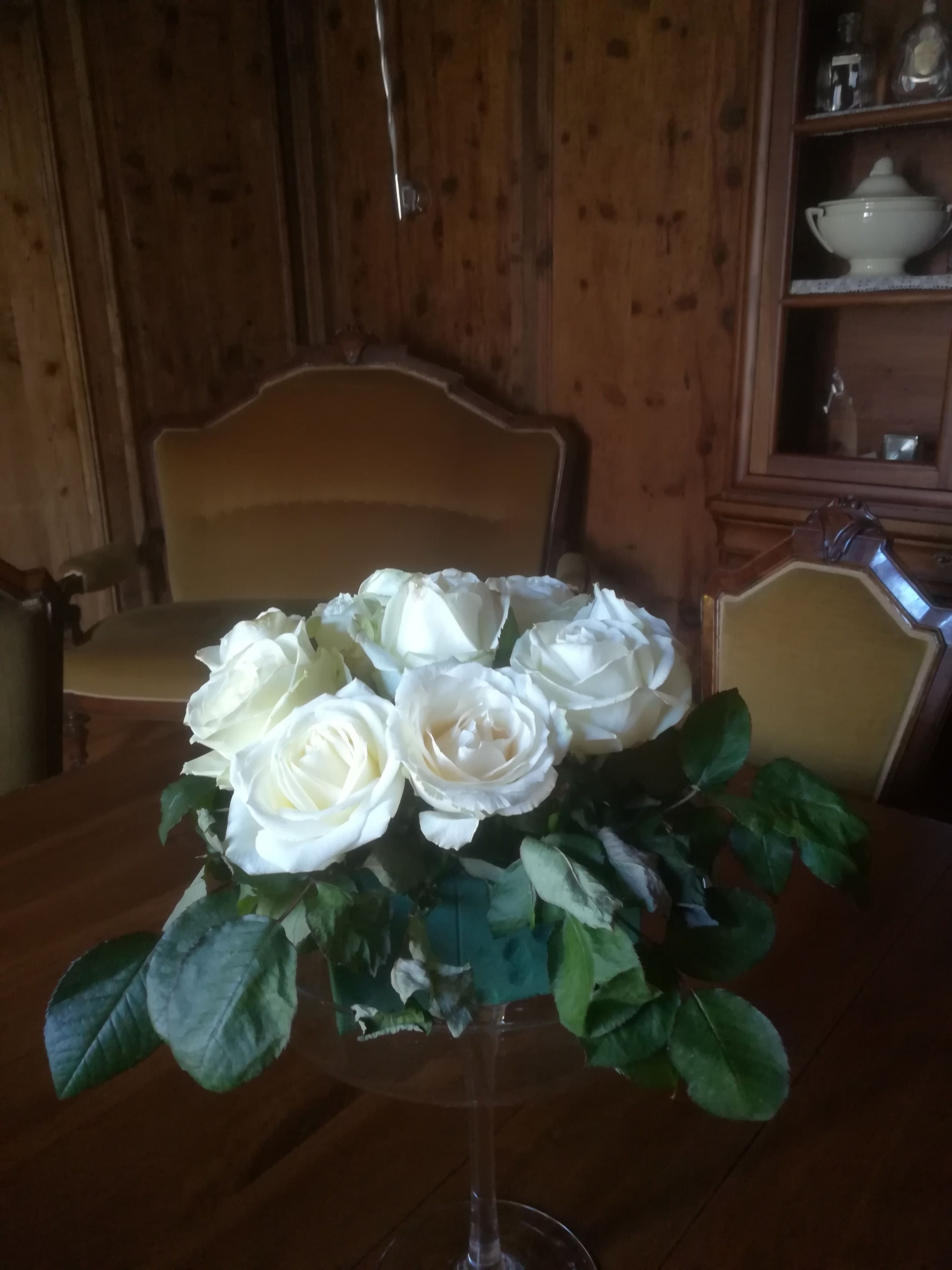 Ein Esstisch mit floraler Tischdekoration.