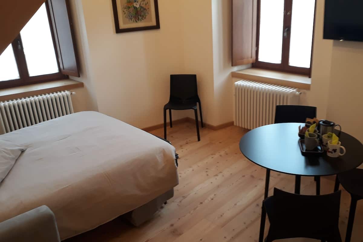 Appartement | Luxe beddengoed, een minibar, een kluis op de kamer, een bureau