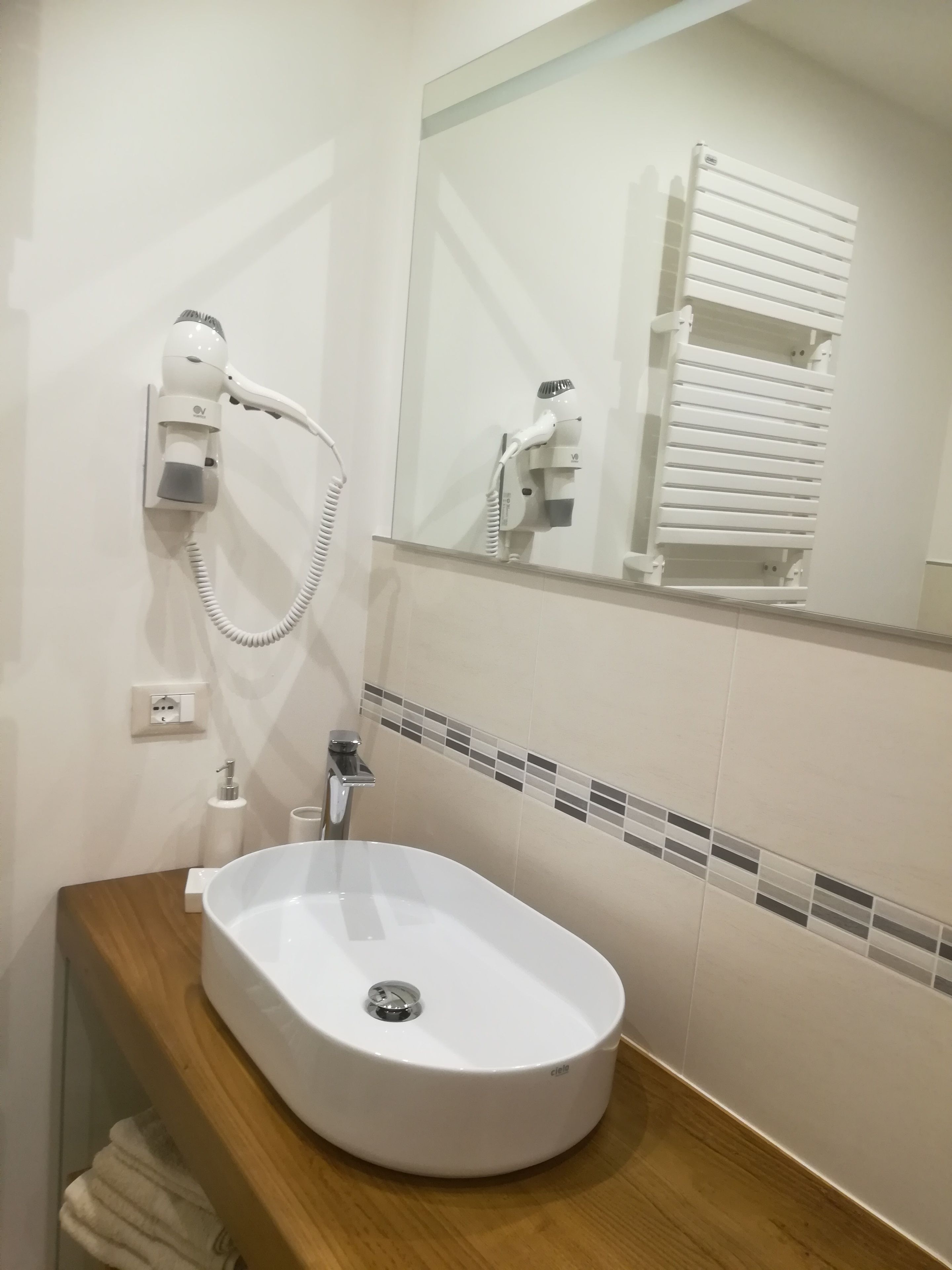 basic double room | bathroom sink