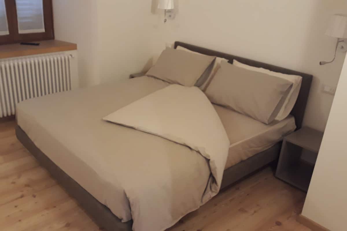 Driepersoonskamer | Luxe beddengoed, een minibar, een kluis op de kamer, een bureau