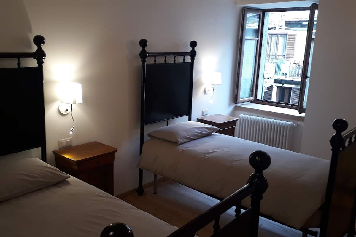 Driepersoonskamer | Luxe beddengoed, een minibar, een kluis op de kamer, een bureau