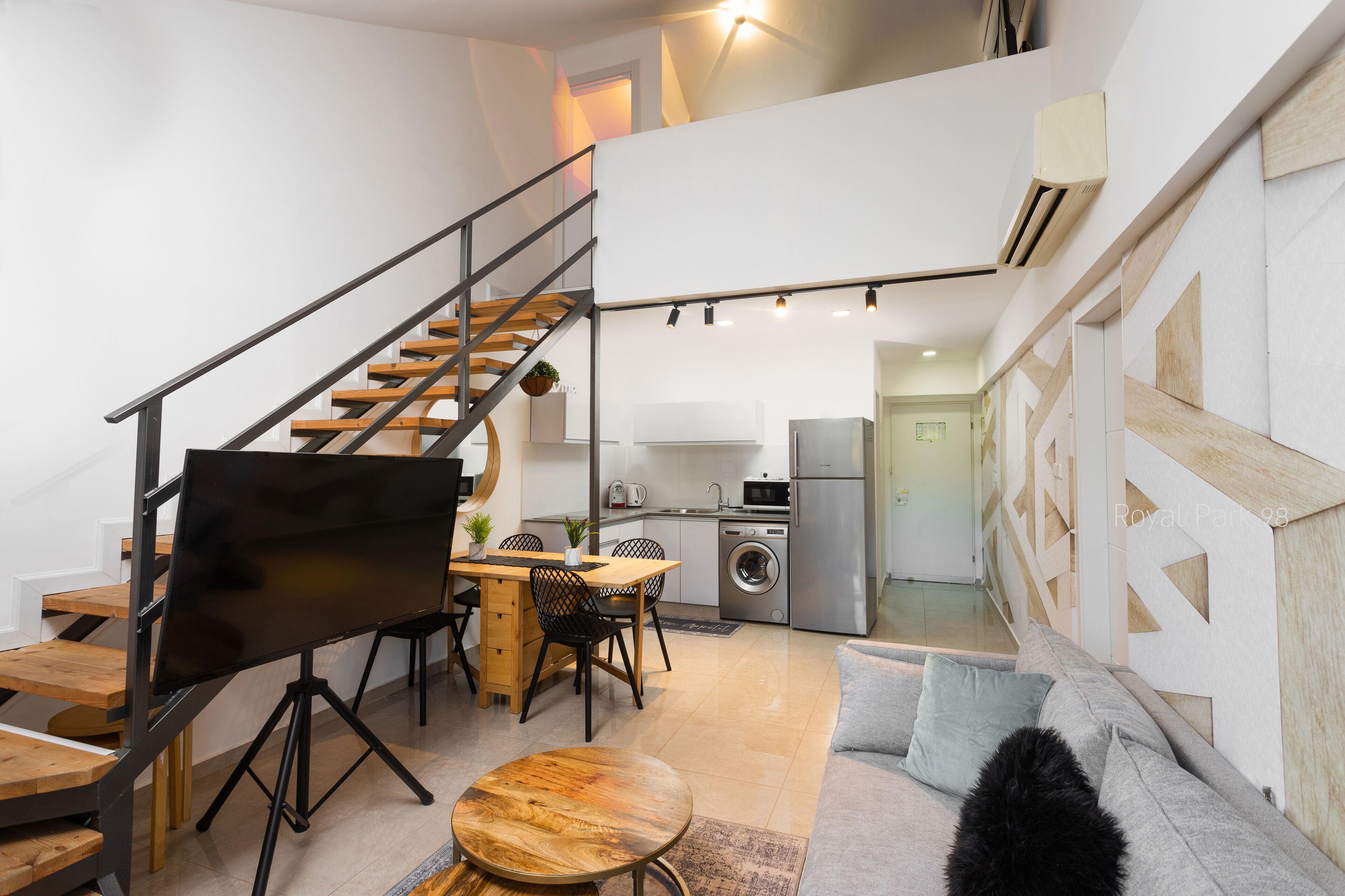 YalaRent Royal Park 98 Resort Complex 2B | Wohnbereich | LCD-Fernseher