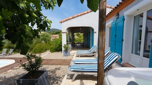 A villa with a pool, outdoor seating, and a covered patio area. - Stylish Family Villa in Félines (Félines-Minervois)