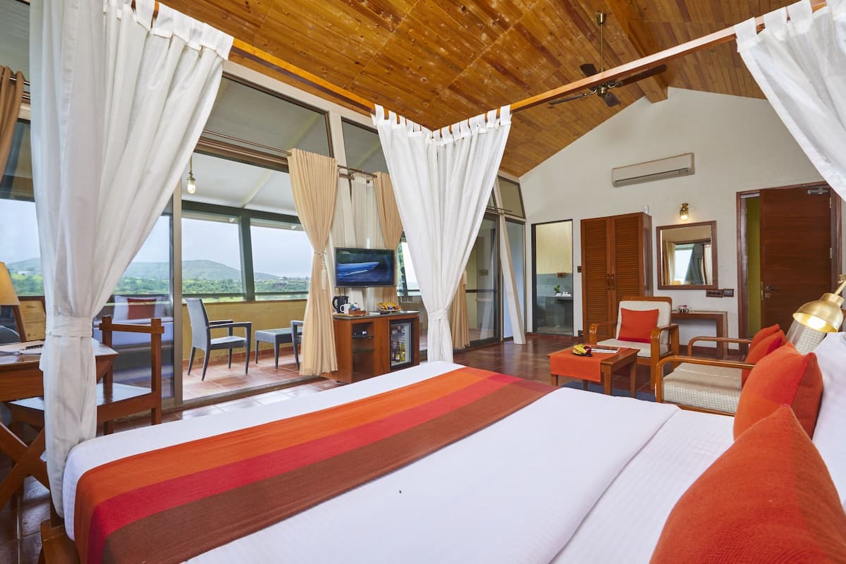 Premium Room, 1 Queen Bed | 1 bedroom, in-room safe, blackout drapes, iron/ironing board