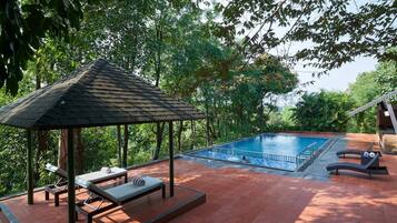 2 piscinas al aire libre (de 07:00 a 19:00), tumbonas