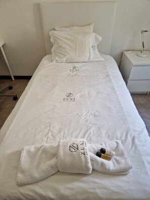 Habitación individual económica, baño compartido | Tabla de planchar con plancha, wifi gratis y ropa de cama 