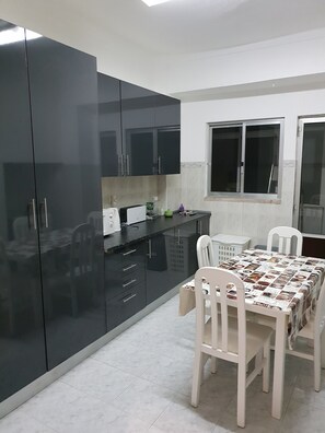 Daily continental breakfast (EUR 10 per person) - Zuni Guest House (Lisbon)