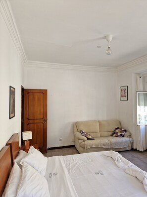 Panorama-Zimmer, 1 Queen-Bett, Gemeinschaftsbad | Bügeleisen/Bügelbrett, kostenloses WLAN, Bettwäsche