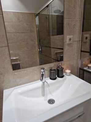 Shower, free toiletries, towels - Zuni Guest House (Lisbon)