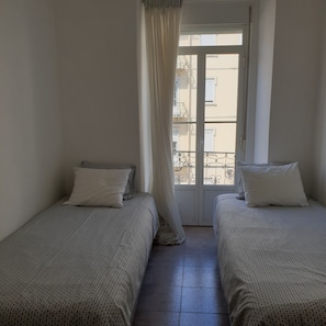 Double Room, 2 Katil Bujang (Single), Shared Bathroom | Seterika/papan seterika, Wi-fi percuma, cadar katil 