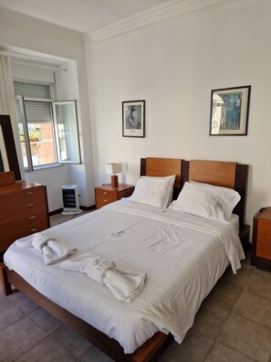Panoramic Room, 1 Queen Bed, Shared Bathroom | Iron/ironing board, free WiFi, bed sheets - Zuni Guest House (Lisbon)