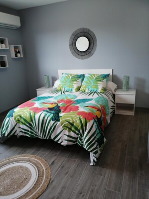 6 chambres, fer et planche à repasser, lit de bébé portatif