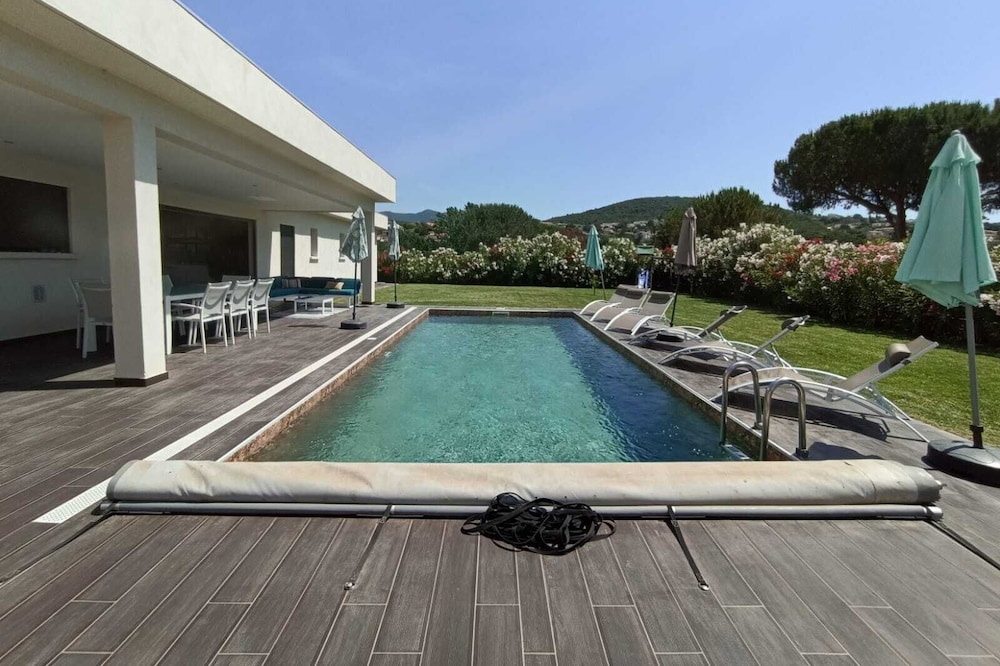 NEW INDIVIDUAL VILLA OF 200 m2 with 6 BEDROOMS FOR 12 PEOPLE