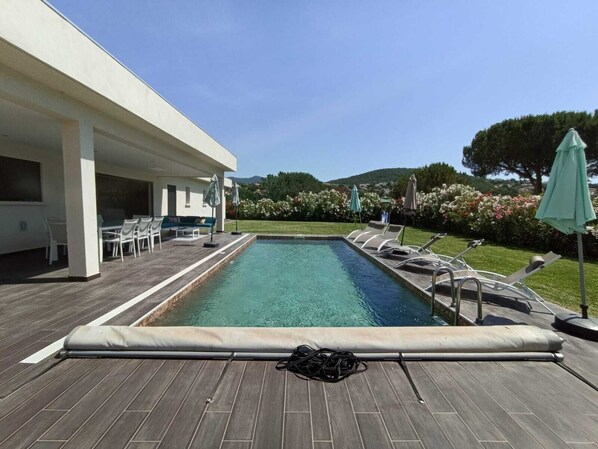 Utendørsbasseng og et oppvarmet basseng