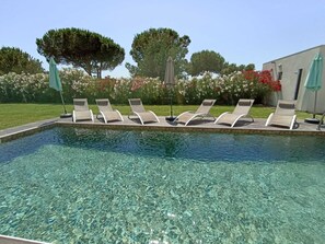 Utendørsbasseng og et oppvarmet basseng