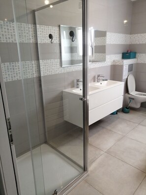Tina con regadera, secadora de cabello, toallas, papel de baño