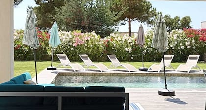SINGLE-STOREY VILLA PRIVATE GARDEN HEATED POOL WALKING DISTANCE TO SEA