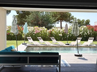 SINGLE-STOREY VILLA PRIVATE GARDEN HEATED POOL WALKING DISTANCE TO SEA